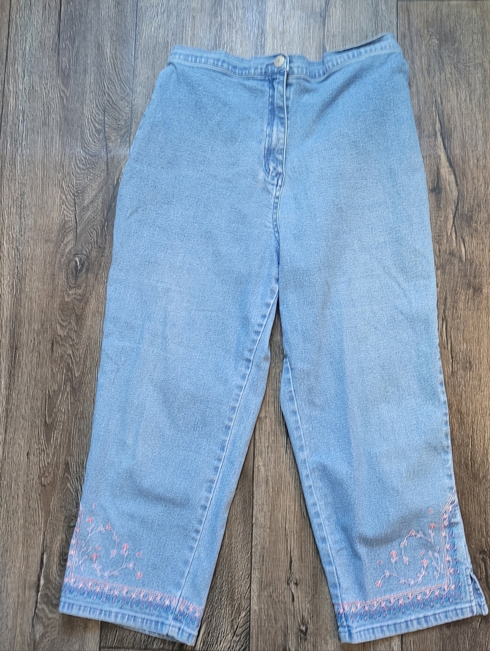 Vintage Blue embroidered capris with pink floral details. Size: M #floral #denim